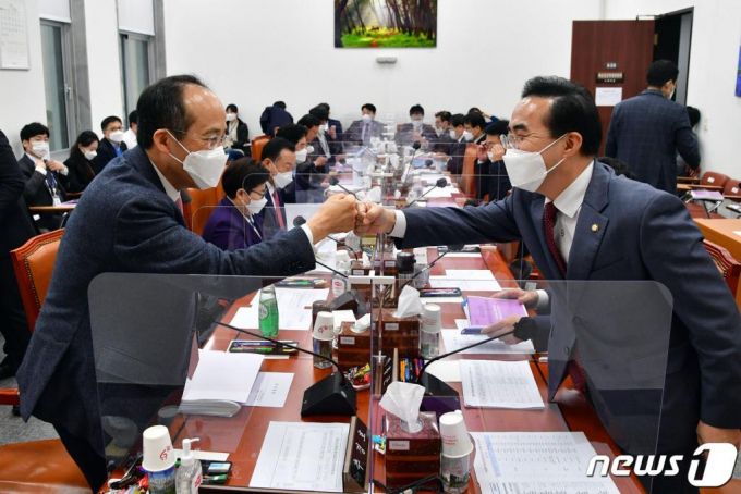 박홍근 더불어민주당 간사와 추경호 국민의힘 간사가 지난 11월 20일 국회에서 열린 예산결산특별위원회 예산안등조정소위원회의에서 인사를 하고 있다. /사진=뉴스1