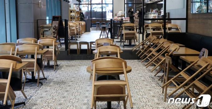 (서울=뉴스1) 김명섭 기자 = 1일 서울 종로구 한 디저트 카페에서 일부 의자를 기울여 놓고 커피, 음료, 디저트 등을 포장 판매를 하고 있다. 이날 부터 서울시는 사회적 거리두기 2단계 및 핀셋방역 강화조치에 따라 복합시설로 등록돼 있는 브런치카페, 베이커리 카페 등에서 커피, 음료, 디저트류는 포장 및 배달만 허용 했다. 2020.12.1/뉴스1