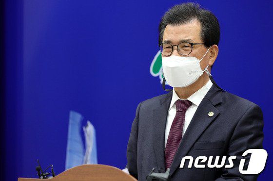 이시종 충북지사가 3일 온라인 브리핑을 열어 옛 대통령 별장인 청남대에 있는 전두환·노태우 동상을 철거하는 대신 사법적 과오를 적시해 존치하겠다는 공식 입장을 밝히고 있다.(충북도 제공).2020.12.3./© 뉴스1