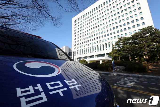 서울 서초구 대검찰청 앞에 법무부 호송차량이 주차돼 있다. 2020.11.30/뉴스1