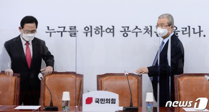 국민의힘 김종인 비상대책위원장과 주호영 원내대표가 오전 7일 서울 여의도 국회에서 열린 비상대책위원회의에 참석하고 있다. /사진=뉴스1