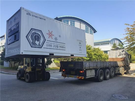 한국철도기술연구원이 콜드체인(저온물류)이 단절되지 않는 ‘배터리 하이브리드 스마트 고단열 컨테이너’를 개발했다고 8일 밝혔다/사진=철도연