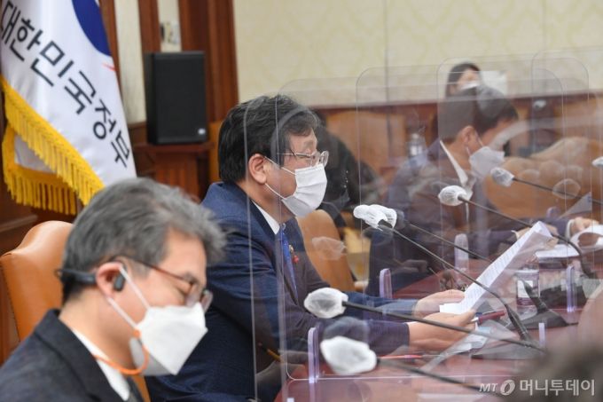 안일환 기획재정부 2차관이 10일 오후 서울 세종로 정부서울청사에서 '제24차 재정관리점검회의'를 주재하고 있다, /사진제공=기획재정부