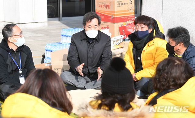 이낙연 더불어민주당 대표가 이달 6일 서울 여의도 국회 본청 앞에서 '세월호 참사 진상규명 위한 사회적참사특별법' 제정을 촉구하며 농성 중인 세월호 유가족들을 찾아 의견을 듣고 있다. / 사진제공=뉴시스