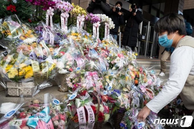 윤석열 검찰총장에 대한 검사징계위원회가 열린 10일 경기 정부과천청사 법무부 앞에 추미애 장관을 응원하는 꽃바구니가 놓여 있다./사진=뉴스1