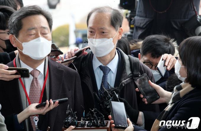 윤석열 검찰총장 측 법률대리인 이완규(오른쪽), 이석웅 변호사가 10일 윤 총장에 대한 검사징계위원회가 열리는 경기 정부과천청사 법무부로 들어서며 취재진 질문에 답하고 있다.  법무부는 이날 오전 10시30분부터 법무부 정부과천청사에서 윤석열 검찰총장 징계 여부와 수위를 심의할 징계위를 개최한다./사진=뉴스1