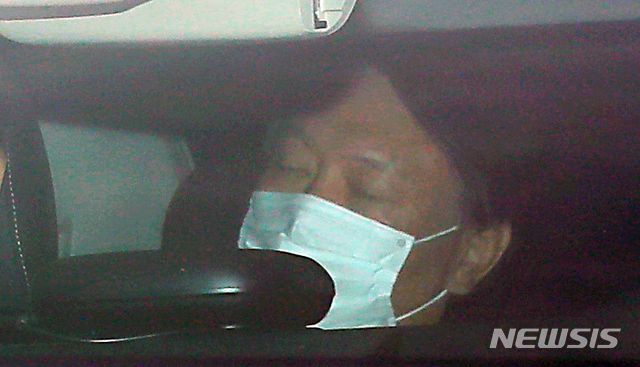 [서울=뉴시스] 이영환 기자 = 윤석열 검찰총장이 11일 오전 서울 서초구 대검찰청으로 들어서고 있다. 2020.12.11. 20hwan@newsis.com