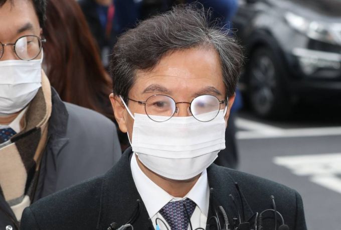 돈을 받고 우리은행 고위 인사들에게 라임 사태 관련 로비를 한 혐의를 받는 윤갑근 전 대구고검장이 구속 전 피의자 심문(영장실질심사)에 출석하기 위해 10일 서울 양천구 서울남부지방법원으로 들어서며 취재진 질문에 답하고 있다. /사진=뉴시스