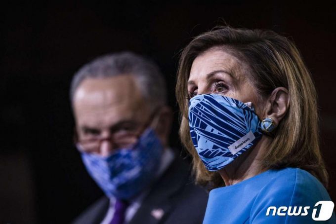 (워싱턴 AFP=뉴스1) 우동명 기자 = 미국 민주당 소속 낸시 펠로시 하원의장(오른쪽)과 척 슈머 민주당 상원 원내대표