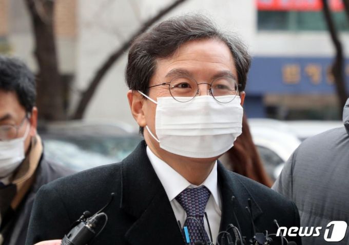 라임자산운용(라임) 펀드 로비 의혹을 받는 윤갑근 전 대구고검장(현 국민의힘 충북도당위원장)이 10일 오전 서울 양천구 남부지방법원에서 구속 전 피의자 심문(영장실질심사)을 받기 위해 출석하고 있다. /사진=뉴스1