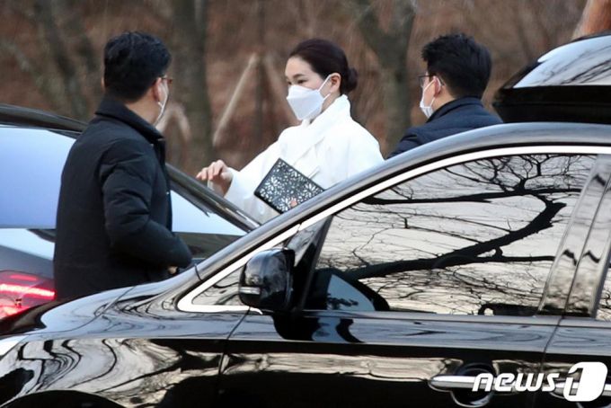 이서현 삼성복지재단 이사장이 부친인 고 이건희 삼성전자 회장의 49재를 지내기 위해 남편인 김재열 삼성경제연구소 사장(사진 왼쪽 뒷 모습)과 아들(사진 오른쪽)과 함께 12일 오전 서울 은평구 진관사에 도착하고 있다. /뉴스1