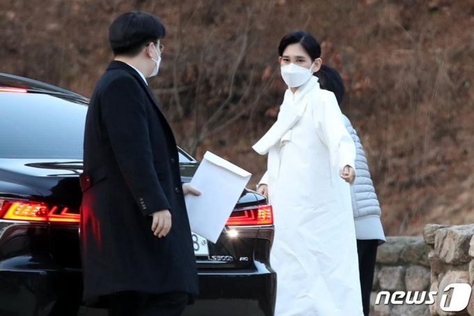 이부진 호텔신라 대표이사 사장이 부친인 고 이건희 삼성전자 회장의 49재를 지내기 위해 아들(사진 왼쪽 뒷 모습)과 함께 12일 오전 서울 은평구 진관사에 도착하고 있다. /뉴스1