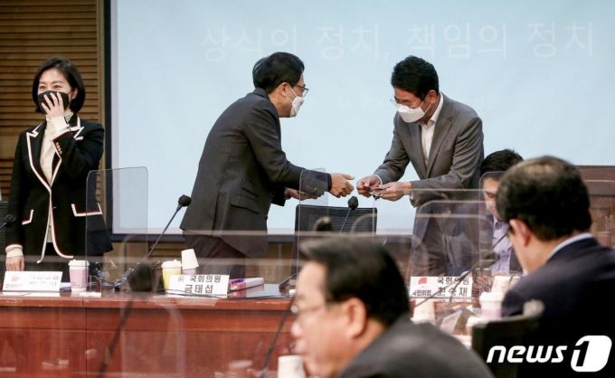 더불어민주당을 탈당한 금태섭 전 의원(가운데)이 18일 국회 의원회관에서 열린 국민의힘 초선의원 모임 '명불허전'에서 참석자들과 인사하고 있다. /사진 =뉴스1