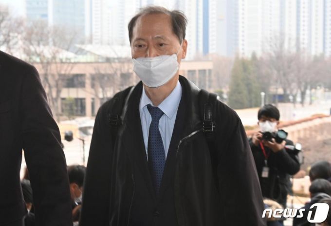 윤석열 검찰총장 측 법률대리인 이완규 변호사가 지난 10일 윤 총장에 대한 검사징계위원회가 열리는 경기 정부과천청사 법무부로 들어서고 있다.  법무부는 이날 오전 10시30분부터 법무부 정부과천청사에서 윤석열 검찰총장 징계 여부와 수위를 심의할 징계위를 개최한다. 2020.12.10/뉴스1