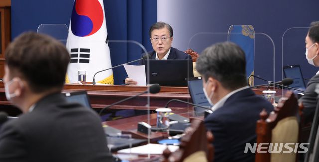 [서울=뉴시스]박영태 기자 = 문재인 대통령이 14일 오후 청와대에서 열린 수석·보좌관회의에 참석해 발언을 하고 있다.2020.12.14. since1999@newsis.com