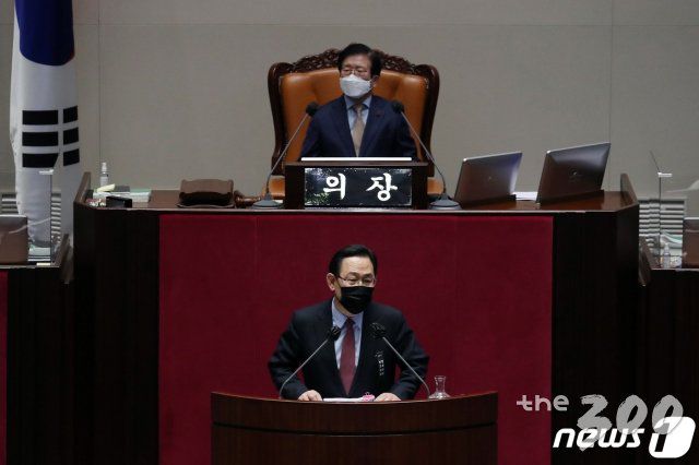 (서울=뉴스1) 박세연 기자 = 주호영 국민의힘 원내대표가 14일 서울 여의도 국회에서 열린 본회의에서 남북관계발전에 관한 법률 일부개정안(대북전단금지법 개정안)에 대한 무제한 토론(필리버스터) 종결 찬반 투표를 앞두고 발언을 하고 있다.   주 원내대표는 여야 합의로 투표 전 발언기회를 얻었다. 2020.12.14/뉴스1