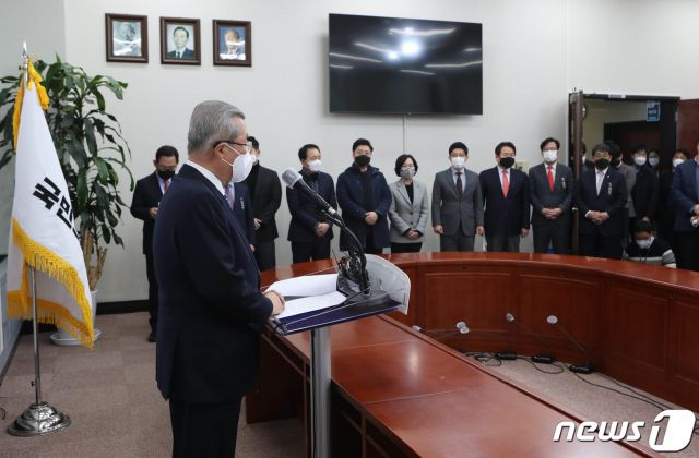 김종인 국민의힘 비대위원장이 15일 오전 서울 여의도 국회에서 대국민사과를 하고 있다. 김 비대위원장은 대국민사과를 통해 '이명박·박근혜 두 전직 대통령이 영어의 몸이 됐는데도 당이 제대로 혁신하지 못한 채 문재인 정권을 견제하지 못해 나라가 위기에 빠졌다'며 '10년 동안 권력 운용을 잘못한 것에 대해 국정을 책임졌던 세력으로서 사과한다'고 밝혔다. /사진=뉴스1.