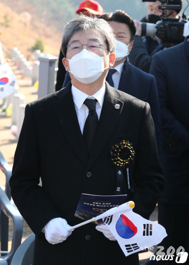 (대전=뉴스1) 김기태 기자 = 23일 오전 대전 유성구 국립대전현충원에서 열린 연평도 포격전 전투영웅 제10주기 추모식에서 유승민 전 미래통합당 의원이 참석하고 있다. 2020.11.23/뉴스1