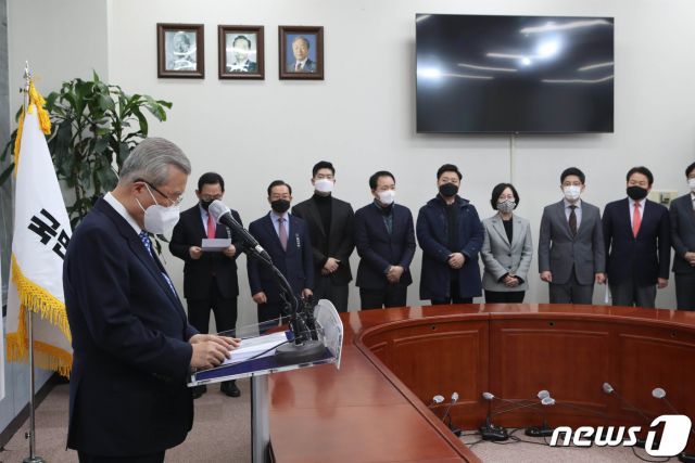 김종인 국민의힘 비대위원장(왼쪽)이 15일 오전 서울 여의도 국회에서 대국민사과를 하고 있다. 김 비대위원장은 대국민사과를 통해 '이명박·박근혜 두 전직 대통령이 영어의 몸이 됐는데도 당이 제대로 혁신하지 못한 채 문재인 정권을 견제하지 못해 나라가 위기에 빠졌다'며 '10년 동안 권력 운용을 잘못한 것에 대해 국정을 책임졌던 세력으로서 사과한다'고 밝혔다. /사진=뉴스1.