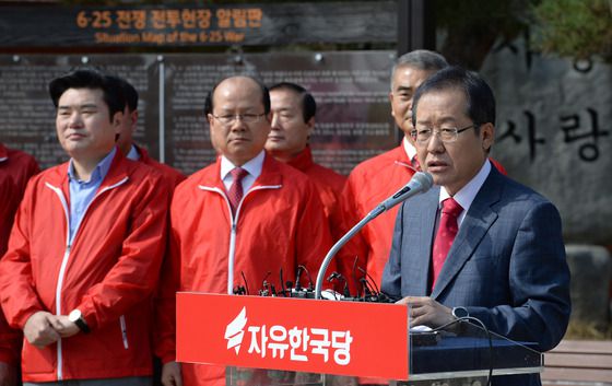 홍준표 자유한국당 대선후보(오른쪽)가 2017년 4월 11일 오전 경기도 파주 임진각에서 대국민호소문을 발표하고 있다. /사진=뉴스1.