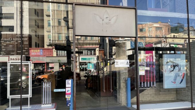 코로나19를 견디지 못하고 영업을 종료한 이태원 아디다스 매장./사진=이정현 기자