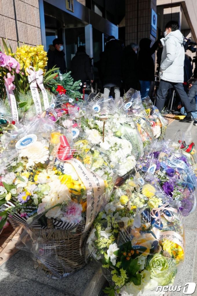 윤석열 검찰총장에 대한 검사징계위원회 2차 심의가 진행 중인 15일 경기 정부과천청사 법무부 앞에 검찰개혁을 요구하는 꽃바구니가 놓여있다./사진=뉴스1