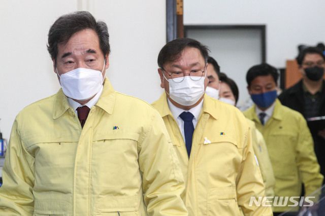 [서울=뉴시스] 김진아 기자 = 더불어민주당 이낙연 대표와 김태년 원내대표가 16일 오전 서울 여의도 국회에서 열린 최고위원회의에 참석하고 있다. (공동취재사진) 2020.12.16. photo@newsis.com