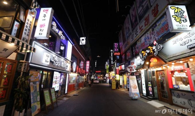 [서울=뉴시스] 박주성 기자 = 사회적거리두기 2.5단계로 격상했지만 여전히 확산세가 꺾기지 않고 있는 가운데 11일 오후 서울 영등포 먹자골목이 한산한 모습을 보이고 있다. 2020.12.11. park7691@newsis.com