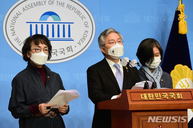 [서울=뉴시스 전진환 기자 = 최강욱 열린민주당 대표가 11일 국회 소통관에서 검찰청법-법원조직법 일부개정법률안 대표 발의 기자회견을 갖고 있다.  (공동취재사진) 2020.12.11. photo@newsis.com