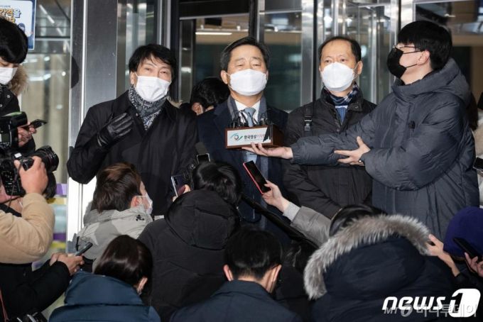 윤석열 검찰총장 측 특별변호인 손경식(왼쪽부터), 이석웅, 이완규 변호사가 15일 정부과천청사 법무부에서 열린 윤 총장에 대한 검사징계위원회 2차 심의를 마친 후 취재진 질문에 답하고 있다./사진= 뉴스1