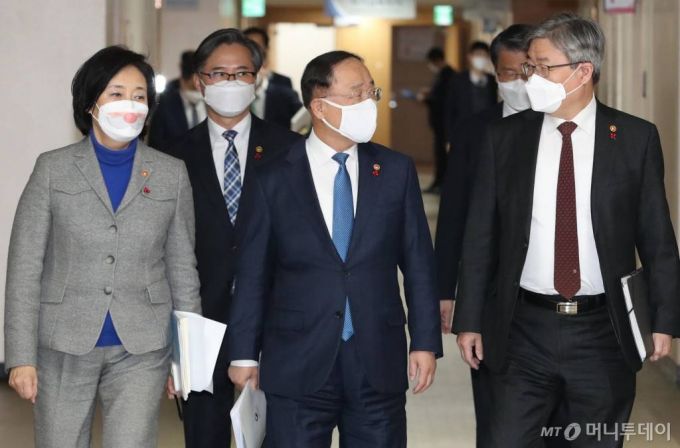 [서울=뉴시스]김명원 기자 = 홍남기 부총리 겸 기획재정부 장관, 박영선 중소벤처기업부 장관, 이재갑 고용노동부 장관, 은성수 금융위원장, 박진규 산업통상자원부 차관이 17일 서울 종로구 정부서울청사에서 2021년 경제정책방향 관계부처 합동브리핑을 하기 위해 브리핑실로 향하고 있다. (공동취재사진) 2020.12.17. photo@newsis.com