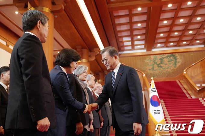 문재인 대통령이 7일 청와대에서 신년사 발표를 하기 전 추미애 법무부 장관과 악수를 하고 있다./사진=뉴스1