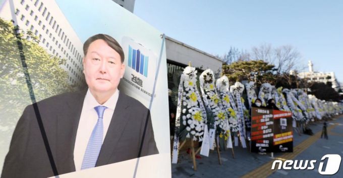 17일 오후 서울 서초구 대검찰청 앞에 자유연대 등 보수단체가 과천 법무부 청사 앞에서 대검으로 자리를 옮겨 설치한 추미애 법무부 장관 규탄 근조화환이 놓여 있다./사진=뉴스1