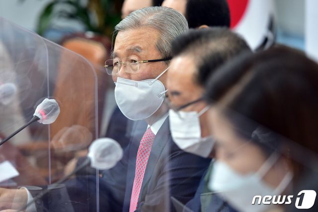 김종인 국민의힘 비상대책위원장이 17일 오전 서울 여의도 국회에서 열린  비상대책위원회의에서 발언하고 있다. /사진=뉴스1.