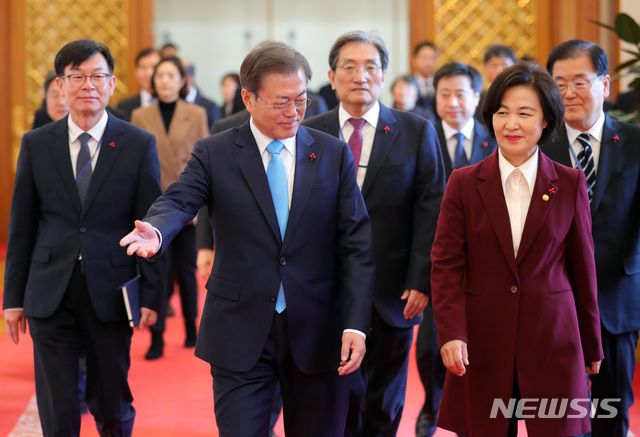 [서울=뉴시스배훈식 기자 = 문재인 대통령이 2일 청와대 본관에서 추미애 신임 법무부 장관에게 임명장을 수여한 후 함께 환담장으로 이동하고 있다. 2020.01.02.   dahora83@newsis.com