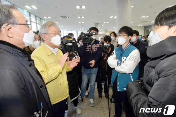 이재명 경기도지사가 14일 오전 신종 코로나바이러스 감염증(코로나19) 생활치료센터 전환 예정인 경기도 수원시 영통구 경기대학교 경기드림타워를 방문해 학생들의 질문에 답변하고 있다./사진=뉴스1