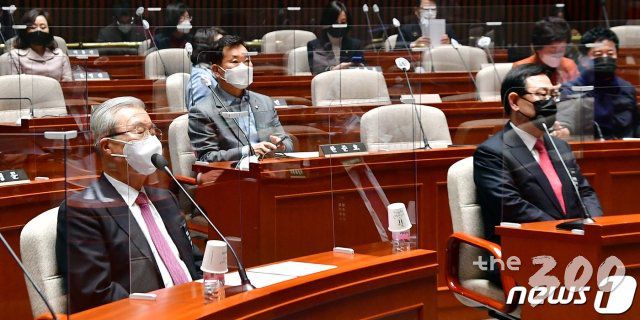 (서울=뉴스1) 성동훈 기자 = 김종인 국민의힘 비상대책위원장이 18일 오전 서울 여의도 국회에서 열린 의원총회에서 눈을 감고 생각에 잠겨있다. 이날 주호영 원내대표(오른쪽)는 의총에서 원내대표직 사퇴 의사를 밝히고 회의장을 바로 떠났다. 2020.12.18/뉴스1