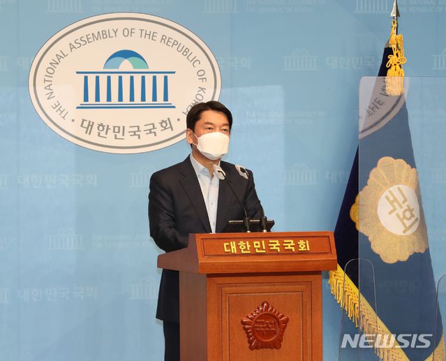 안철수 국민의당 대표가 20일 오전 서울 여의도 국회 소통관에서 서울시장 보궐선거 출마선언을 하고 있다/사진=뉴시스