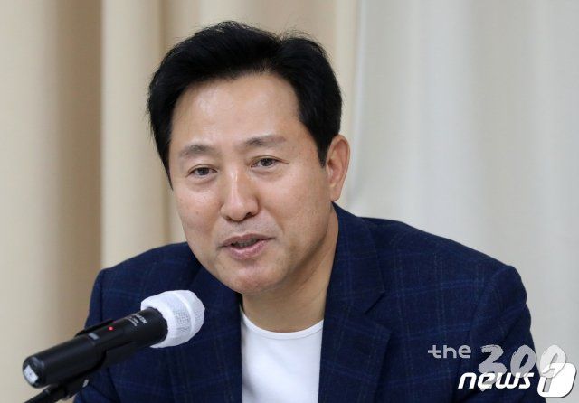 (서울=뉴스1) 이재명 기자 = 오세훈 전 서울시장이 22일 오후 서울 마포구 현대빌딩에서 열린 더 좋은 세상으로(마포포럼)에서 발언을 하고 있다. 2020.10.22/뉴스1