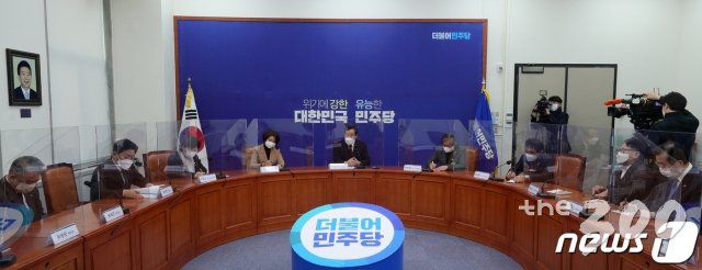 (서울=뉴스1) 성동훈 기자 = 이낙연 더불어민주당 대표가 18일 서울 여의도 국회에서 열린 제주 4.3 특별법 개정안 통과를 위한 간담회에서 발언하고 있다. 2020.12.18/뉴스1