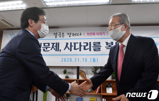 (서울=뉴스1) 박세연 기자 = 김종인 국민의힘 비대위원장이 16일 서울 여의도 국회 앞 태흥빌딩에 마련된 유승민 전 의원의 '희망 22' 사무실에서 '결국 경제다'를 주제로 열린 주택문제, 사다리를 복원하다 토론회에 참석해 인사말을 한 뒤 유 전 의원과 악수하고 있다. 2020.11.16/뉴스1