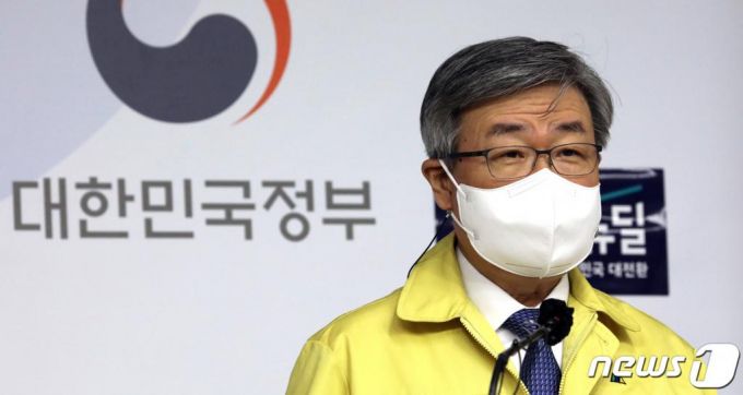 (세종=뉴스1) 장수영 기자 = 이재갑 고용노동부 장관이 14일 정부세종청사에서 브리핑실에서 코로나19 대응을 위한 필수노동자 보호·지원대책을 발표하고 있다. 2020.12.14/뉴스1