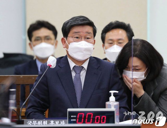 (서울=뉴스1) 성동훈 기자 = 전해철 행정안전부 장관 후보자가 22일 오전 서울 여의도 국회 행정안전위원회 전체회의에서 열린 인사청문회에서 관계자와 대화하고 있다. 2020.12.22/뉴스1