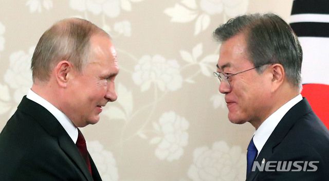 【오사카(일본)=뉴시스】전신 기자 = 문재인 대통령과 블라디미르 푸틴 러시아 대통령. 2019.06.28.   photo1006@newsis.com