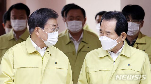 [서울=뉴시스]박영태 기자 = 문재인 대통령이 13일 오후 서울 종로구 정부서울청사에서 열린 신종 코로나바이러스 감염증(코로나19) 대응 긴급 중앙재난안전대책본부(중대본) 회의에 정세균 총리와 대화하며 참석하고 있다. 2020.12.13. since1999@newsis.com