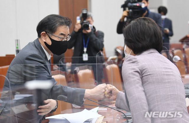 이헌(왼쪽) 변호사와 추미애 법무부 장관이 이달 18일 오후 서울 여의도 국회에서 열린 고위공직자범죄수사처(공수처)장후보자추천위원회 5차 회의에 참석해 주먹인사를 하고 있다. / 사진제공=뉴시스