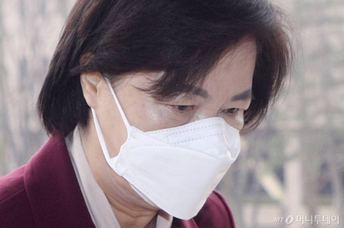 [과천=뉴시스]최진석 기자 = 추미애 법무부 장관이 23일 오전 경기 과천 법무부청사로 출근하고 있다. 2020.12.23. (공동취재사진) photo@newsis.com