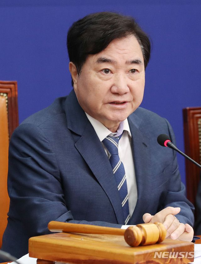 더불어민주당 이석현 중앙위원회 위원장이 16일 서울 여의도 국회에서 열린 중앙위원회의에서 의사봉을 두드리고 있다. /사진=뉴시스