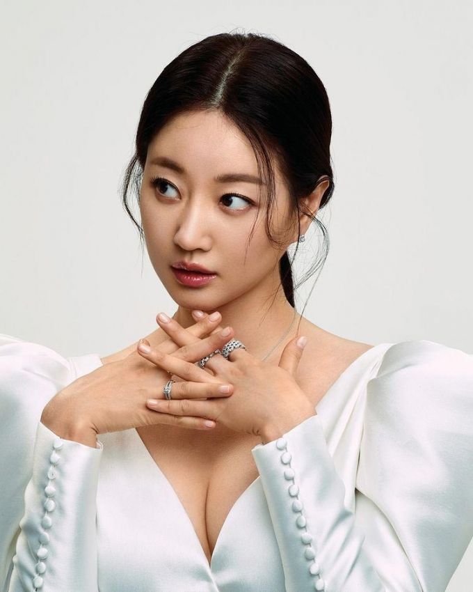 배우 김사랑/사진=지큐코리아 인스타그램