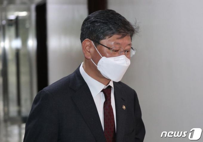 (서울=뉴스1) 박세연 기자 = 이용구 법무부 차관이 24일 오전 서울 여의도 국회에서 중대재해기업처벌법 논의를 위해 열린 법사위 법안심사소위에 참석하고 있다. 2020.12.24/뉴스1